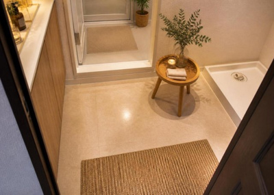 【脱衣所】 | ファミール八王子並木町 | 脱衣場には洗面化粧台の新規交換や床・壁の張替リフォームが施され、綺麗で気持ちの良い空間へと一新されます。脱衣スペースもしっかり確保されており、朝の身支度や入浴時の着替えもスムーズに行えます。