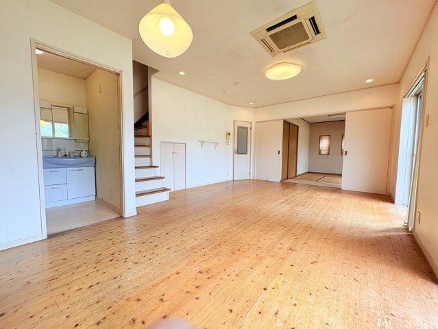 有野中町３丁目一戸建の居間・リビング|ゆったりとしたリビングです