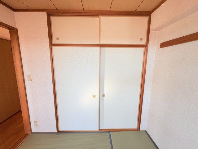 有野中町３丁目一戸建の和室|落ち着いた雰囲気の和室付きです