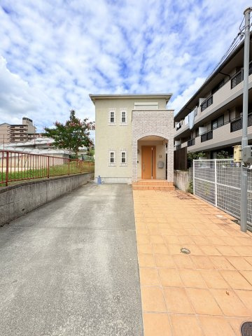 有野中町３丁目一戸建の駐車場|駐車場があるので、車を買う予定の方も安心です