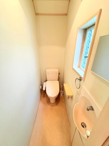 有野中町３丁目一戸建のトイレ|落ち着いた色調のトイレです