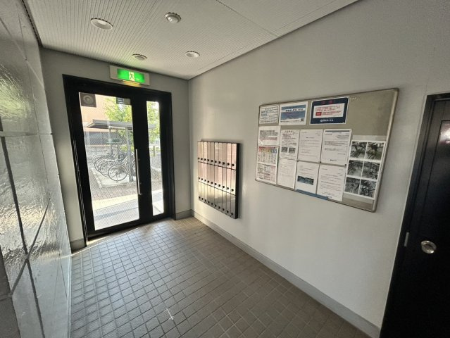 西宮市平松町のアパートのロビー