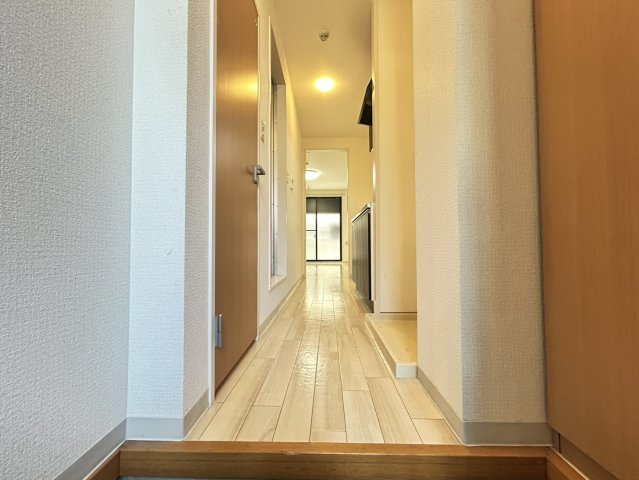 西宮市平松町のアパートの玄関