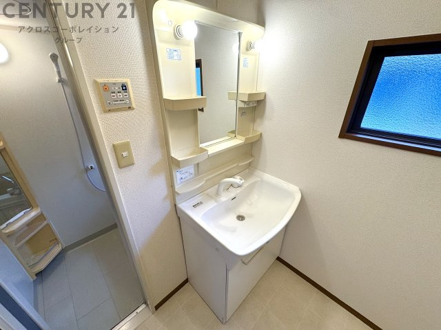 温水洗浄便座機能付きトイレです♪