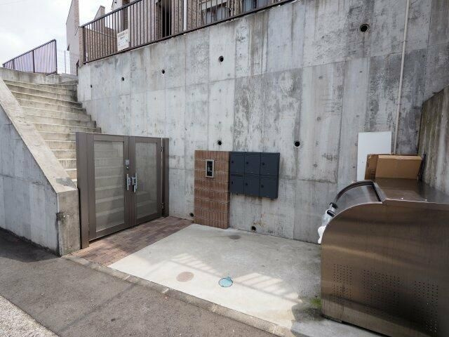 ヒルサイドレーン横浜山手のエントランス