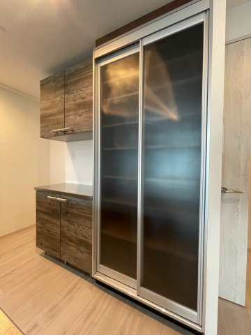 ピアッツァコート南八木のキッチン|大容量の収納キッチンバックセット