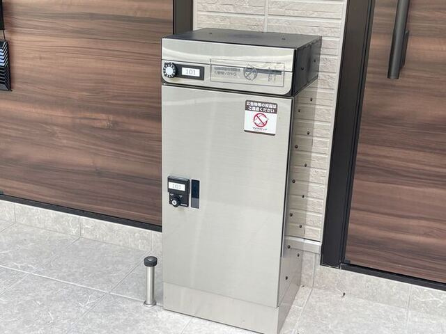 グランsakuraの玄関|宅配ボックス付きポスト