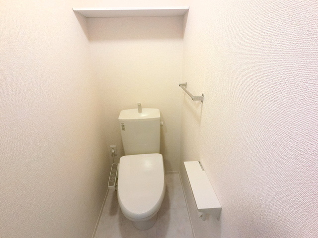 アロスネグロのトイレ|温水洗浄便座付きトイレです。