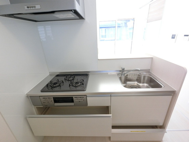 エタルナ倉賀野　Ⅱのキッチン|３口コンロ付きシステムキッチンです。