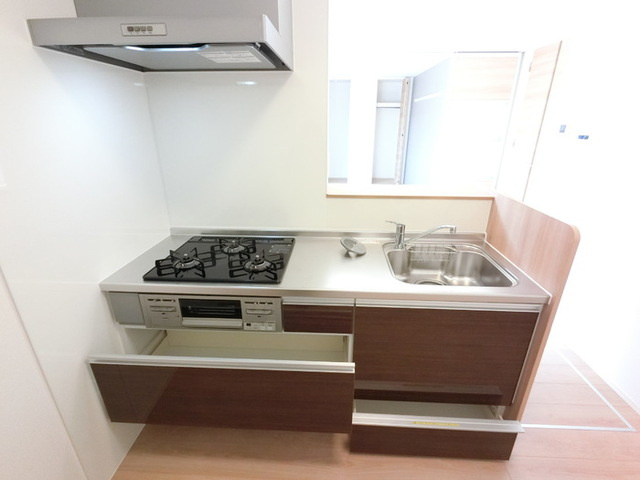 エクセルヒルズのキッチン|３口コンロ付きシステムキッチンです。