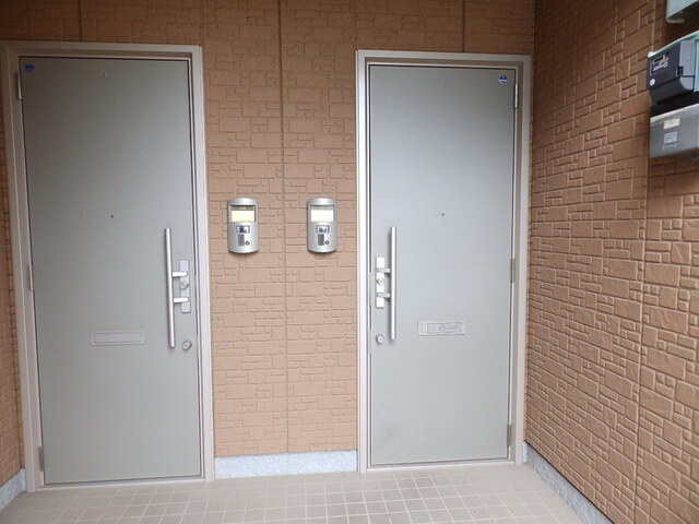 クレシェンテ　Eのエントランス|玄関