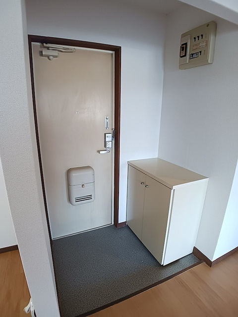 ひまわりハイツの玄関