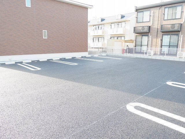 メゾンユーグレナの駐車場