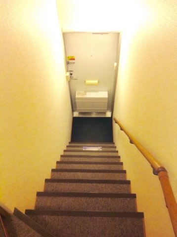 レオパレスＣｈｅｒｒｙＧａｔｅの玄関