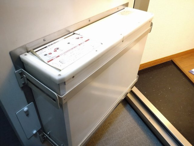 レオパレスミヤⅡの玄関|玄関扉に宅配ボックス設置