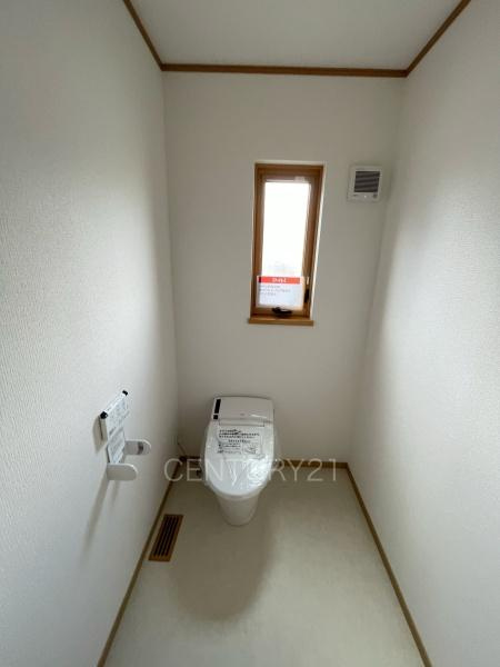 伊勢崎市連取本町中古一戸建てのトイレ|１階トレイです。
温水シャワー洗浄機能付きです。