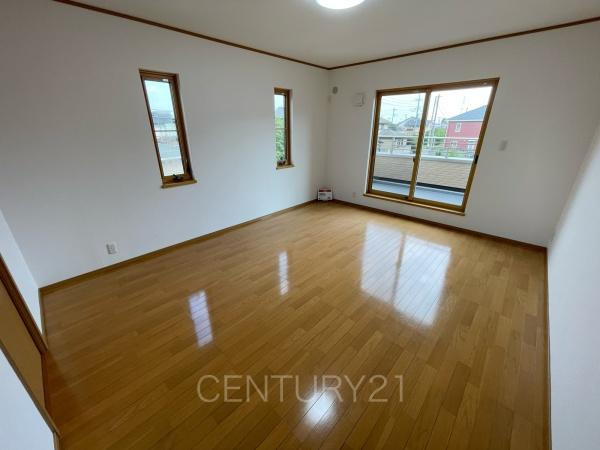 伊勢崎市連取本町中古一戸建ての洋室|２面採光の明るい洋室です。