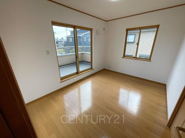 伊勢崎市連取本町中古一戸建ての洋室|２面採光の明るい洋室です。