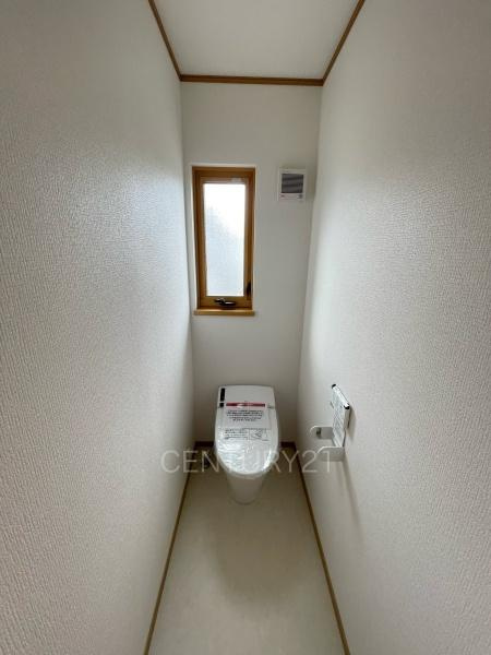 伊勢崎市連取本町中古一戸建てのトイレ|２階トイレです。
温水シャワー洗浄機能付きです。