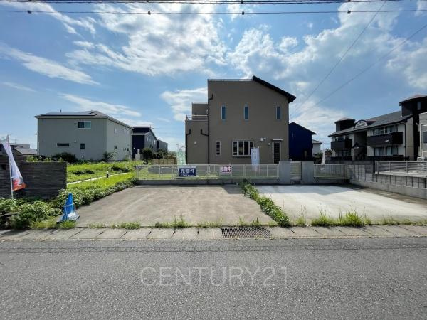 伊勢崎市連取本町中古一戸建ての前面道路含む現地写真|並列駐車可能な駐車場