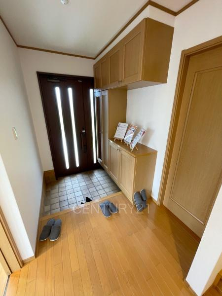伊勢崎市連取本町中古一戸建ての玄関|シューズボックス付きの玄関です。