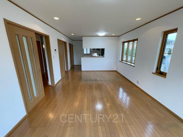 伊勢崎市連取本町中古一戸建ての居間・リビング|陽当たりの良い明るいリビング
