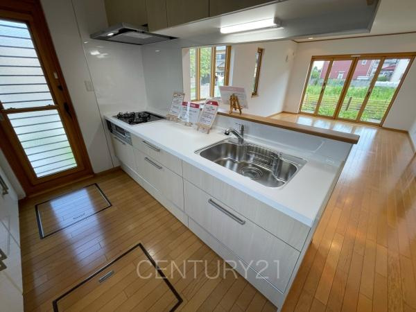 伊勢崎市連取本町中古一戸建てのキッチン|リビングを見通せるキッチン