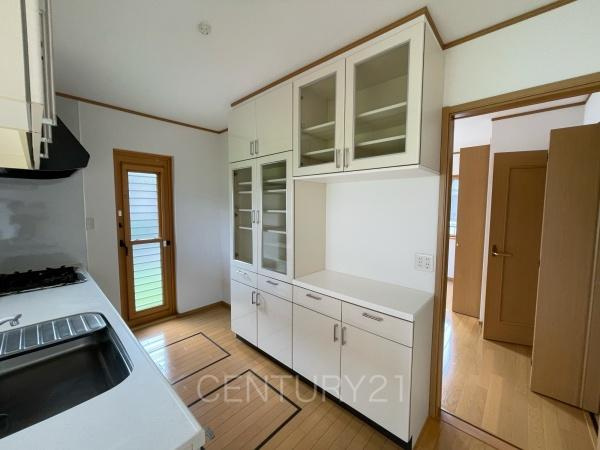伊勢崎市連取本町中古一戸建てのキッチン|カップボード付き。