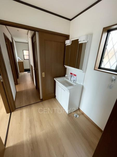 伊勢崎市連取町中古一戸建ての独立洗面台|三面鏡付きの洗面台には鏡の裏に収納があり、すっきり片付けられます。
洗髪も可能な伸縮機能つきシャワーヘッドです。