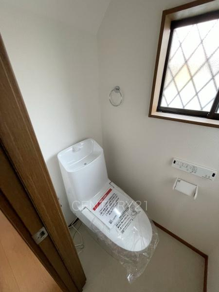 伊勢崎市連取町中古一戸建てのトイレ|１階トレイです。
温水シャワー洗浄機能付きです。