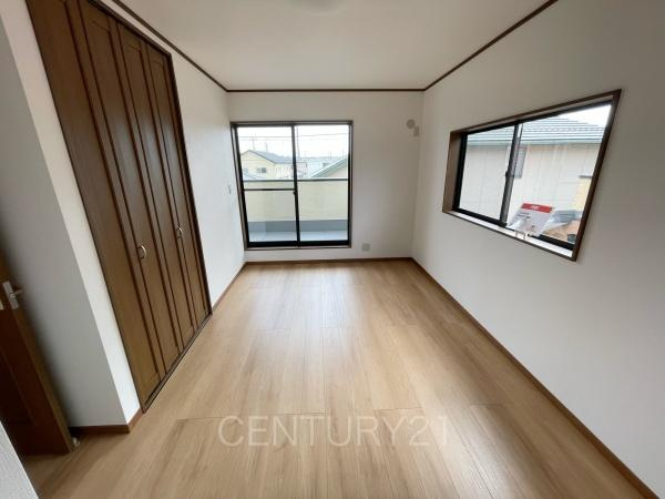 伊勢崎市連取町中古一戸建ての洋室|２面採光の明るい洋室です