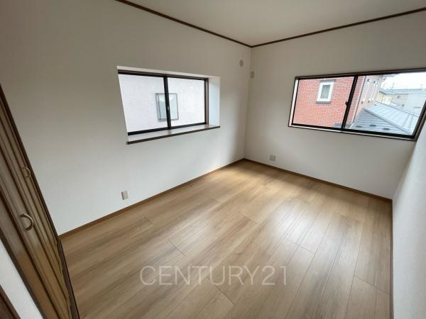 伊勢崎市連取町中古一戸建ての洋室|２面採光の明るい洋室です