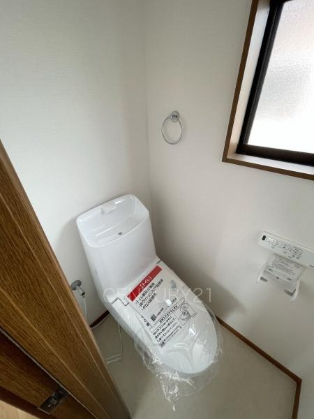 伊勢崎市連取町中古一戸建てのトイレ|２階トイレです。
温水シャワー洗浄機能付きです。
