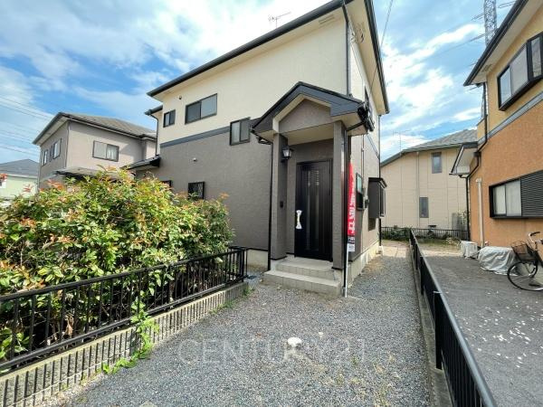 伊勢崎市連取町中古一戸建ての前面道路含む現地写真|通行者から目線が合いづらい立地条件です。