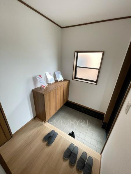 伊勢崎市連取町中古一戸建ての玄関|シューズボックス付きの玄関です。