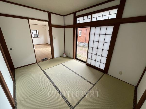伊勢崎市連取町中古一戸建ての和室|和室はLDKと続き間で開放感があります。
引き戸で仕切れますので状況に合わせた使い方ができます。