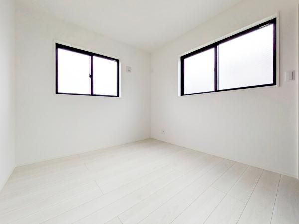 横浜市青葉区鴨志田町の新築一戸建の洋室|二面採光の明るく、落ち着きのある洋室！
休日はこちらでおくつろぎ下さい♪