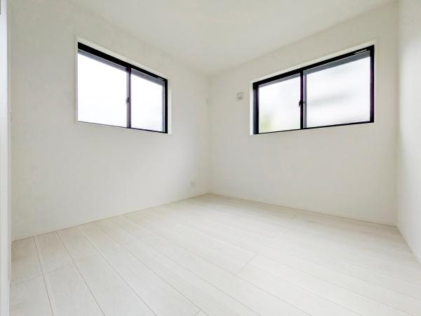 横浜市青葉区鴨志田町の新築一戸建の洋室|窓が多く明るい洋室です！
休日はこちらでおくつろぎ下さい♪
