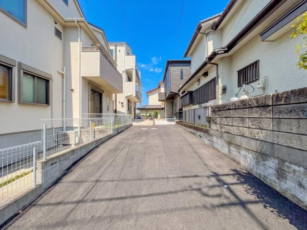 横浜市青葉区鴨志田町の新築一戸建の前面道路含む現地写真|周辺は落ち着いた街並みになります。
子育てにはぴったりの住環境♪