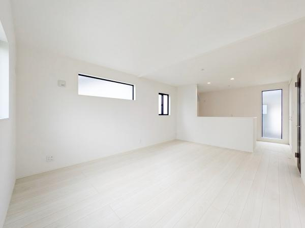 横浜市青葉区鴨志田町の新築一戸建の居間・リビング|自慢したくなるリビング！
形も良く家具の配置にも困りません。