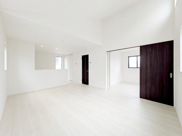 横浜市青葉区鴨志田町の新築一戸建の居間・リビング|明るいLDK！！
陽当たり良好です。
