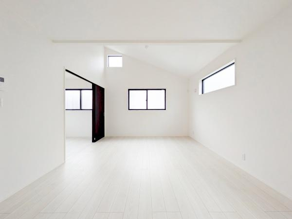 横浜市青葉区鴨志田町の新築一戸建の居間・リビング|家族が自然と集まるリビングは
落ち着きのある空間です♪