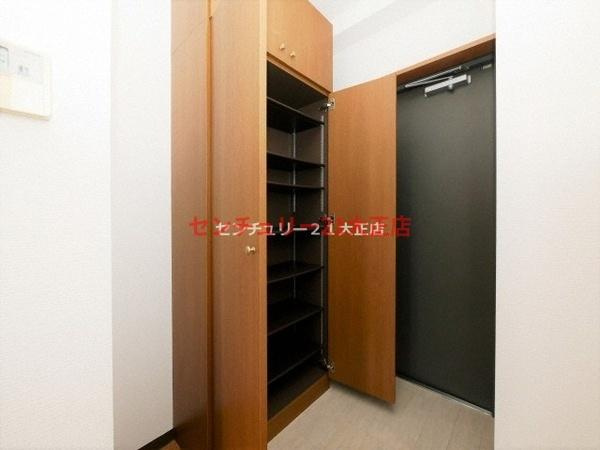シャトー弁天参番館の玄関