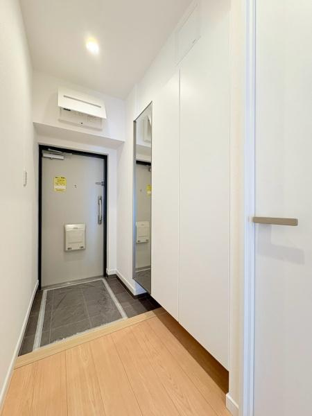 野庭団地６３４－２号棟の玄関|姿見付きのシューズボックスです！お出かけ前に身だしなみの確認ができます♪