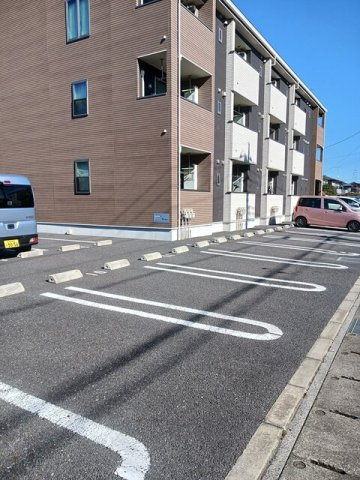 アークレイズの駐車場