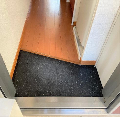 レオパレスワールド中和倉の玄関