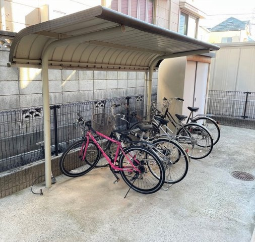 レオパレスワールド中和倉のその他|屋根付き駐輪場