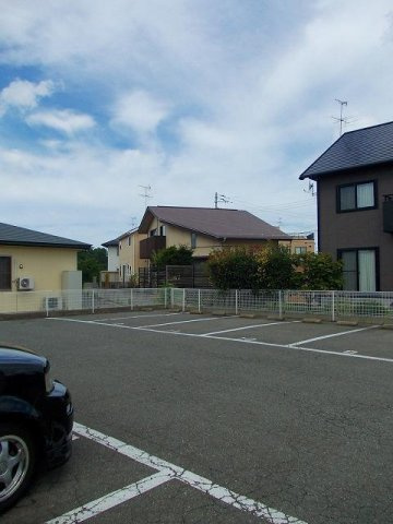 サンパティーの駐車場|車をお持ちの方に嬉しい駐車場付きの物件です