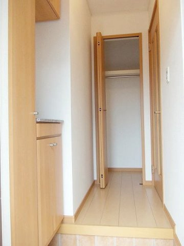 カンパーヌⅠの玄関|収納もある玄関です