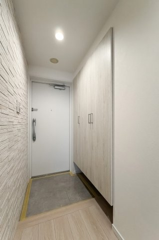 イーストパークス大島サザンスクエアの玄関|【玄関】玄関には大型のシューズクローゼットを設置しておりますのでいつでもスッキリりとした空間を保てます。玄関周りを清潔に使うのはとても大事なことですよね。